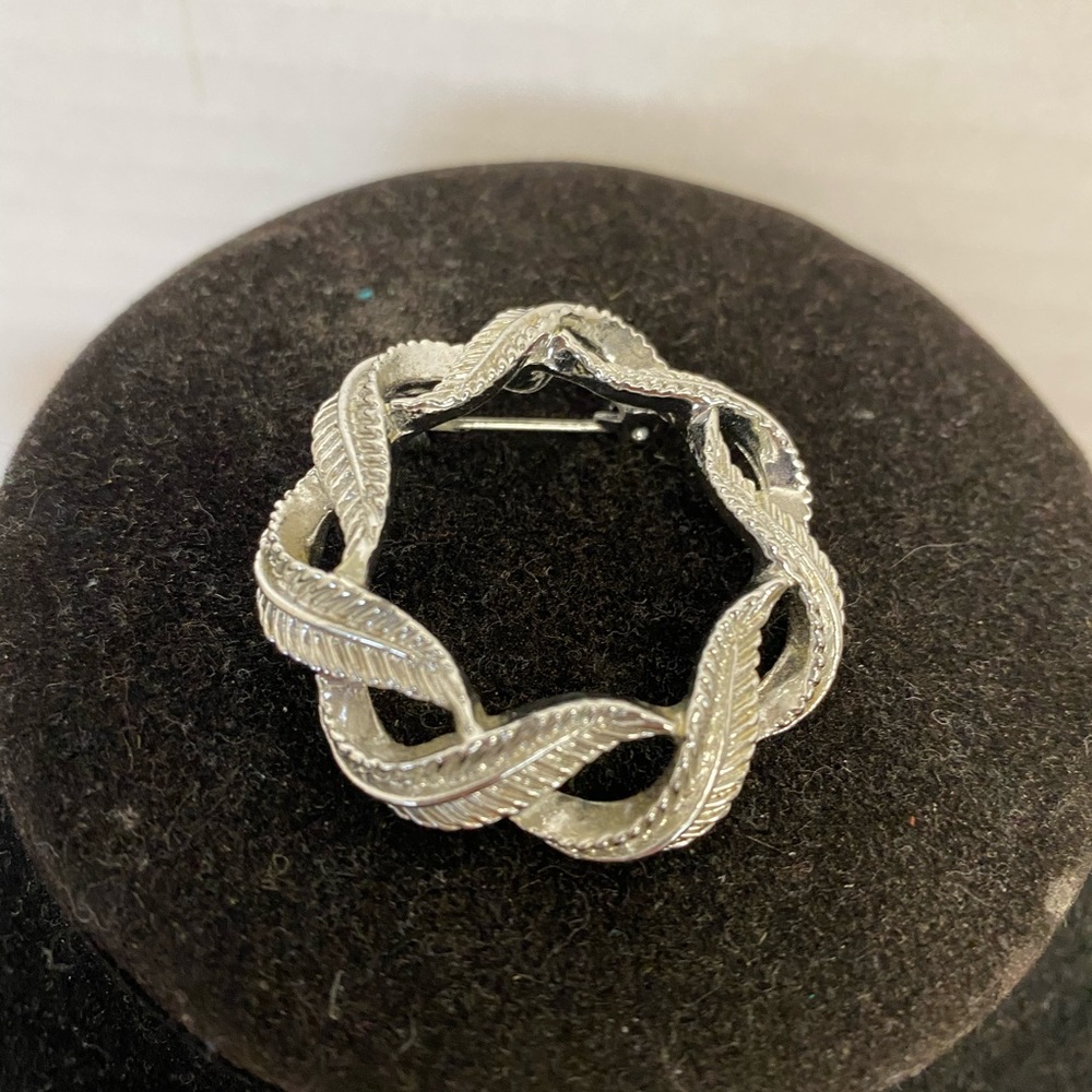 Gerrys Vintage Silver Tone Leaf Wreath Brooch Pin